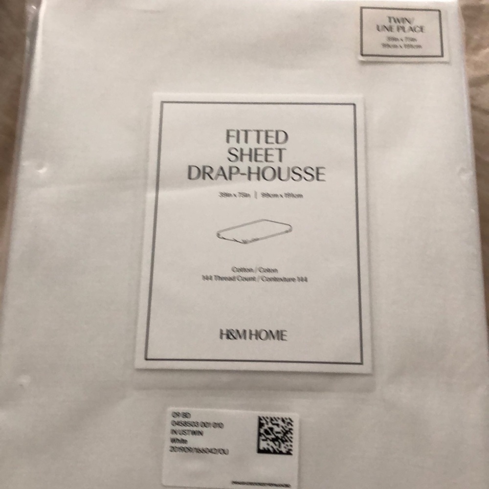 Fitted twin sheet drap-housse from H&M Home